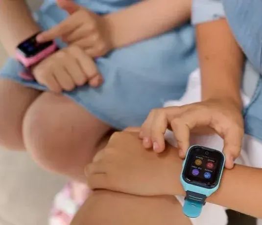 Kinder mit Smartwatches Garret